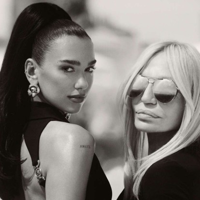Η Donatella Versace συνεργάζεται με τη Dua Lipa για μία συλλογή που θα παρουσιαστεί στις Κάννες
