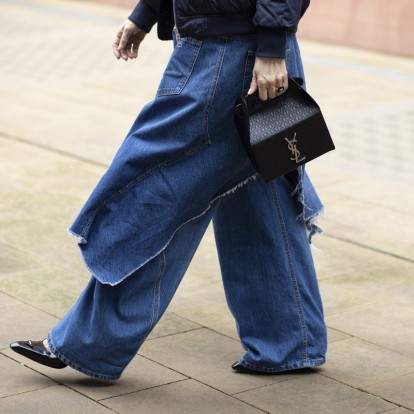 Τα flared trousers που θα μεταμορφώσουν τη σιλουέτα σας