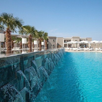 Yποδεχτείτε το καλοκαίρι με μία 5άστερη απόδραση στα κρυστάλλινα νερά στον κόλπο της Τορώνης