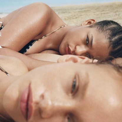 Ο Daniel Lee παρουσίασε την πρώτη του swimwear collection για τον οίκο Burberry 