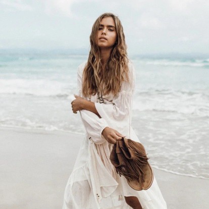Stylish και στην παραλία: Τα cover ups που θα απογειώσουν το beach look σας 