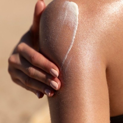 Self tan: Πώς θα αποκτήσετε σοκολατένιο χρώμα χωρίς να εκτεθείτε στον ήλιο