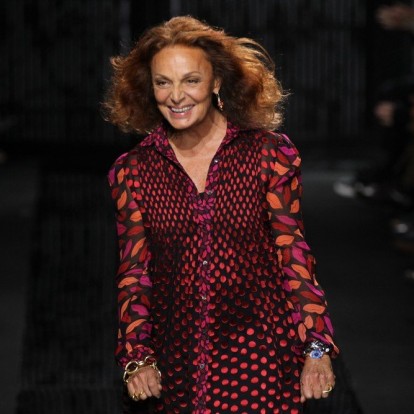 DVF ReWrap: Η second-hand πλατφόρμα της σχεδιάστριας φέρνει στο επίκεντρο το iconic wrap dress 
