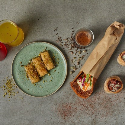 Το sui generis, λεβαντίνικο μπιστρό που αγάπησε η Αθήνα, μας υποδέχεται πλέον στο κέντρο της Θεσσαλονίκης