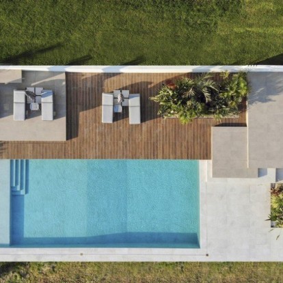 Μια πολυτελής κατοικία στη Νικήτη Χαλκιδικής γίνεται «ένα» με το φυσικό τοπίο