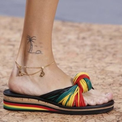 Anklets are back: Το Y2K trend κοσμεί τους αστραγάλους με τα πιο in κομμάτια