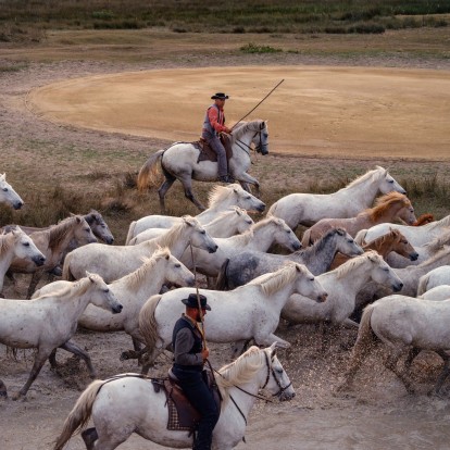 O oίκος Hermès έκανε μια εκπληκτική βόλτα στο ηλιοβασίλεμα με άγρια άλογα