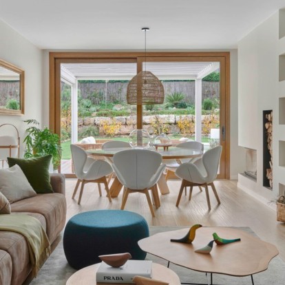 Μια εξοχική κατοικία στη Βαρκελώνη συγκεντρώνει όλα τα θετικά της μεσογειακής αύρας