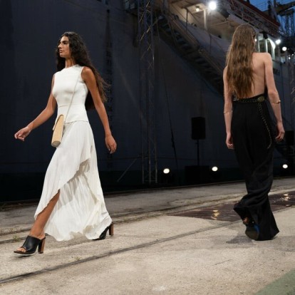 Συγκίνηση και ψυχική ανάταση στο επετειακό catwalk show της Zeus+Dione για να γιορτάσει τα 10 χρόνια του δημιουργικού της ταξιδιού