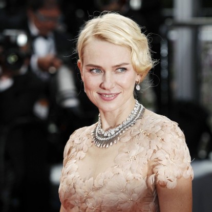 Naomi Watts: Μοιράζεται το skincare routine της κατά τη διάρκεια της πρώιμης εμμηνόπαυσης 