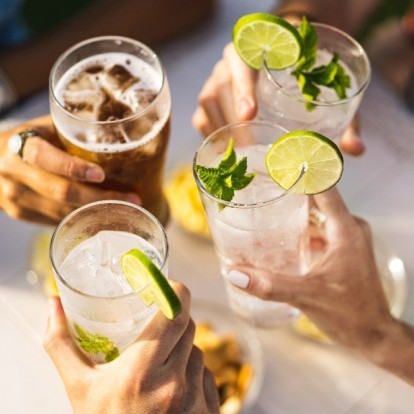 Summer in the city: Που θα απολαύσετε τα πιο δροσιστικά cocktail στη Θεσσαλονίκη