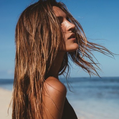 Θαλασσινό νερό: Τελικά κάνει καλό ή κακό στα μαλλιά σας;