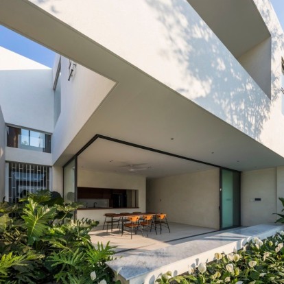 Το Longcave 2 House στο Βιετνάμ αποφεύγει αριστοτεχνικά κάθε οπτικό θόρυβο