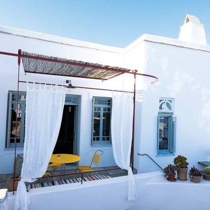 Μια αιθέρια κατοικία στην Τήνο μας καλωσορίζει στην κυκλαδίτικη γοητεία της 