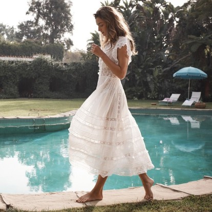 Φορέστε αυτά τα καλοκαιρινά χρώματα για να αναδείξετε το μαύρισμά σας