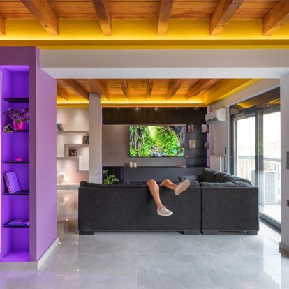 Μια ανακαινισμένη μεζονέτα στο Βύρωνα φλερτάρει με τα ζωντανά χρώματα και την ευελιξία 