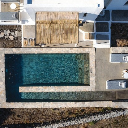 Simplicity  is the key: Το eclectic spot στη Θηρασιά που έχει γίνει στάση ζωής για τα καλοκαίρια