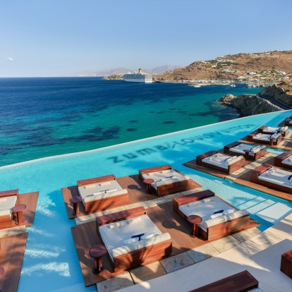 Δείτε την φαντασμαγορική πισίνα που αυτή τη στιγμή είναι το πιο hot σημείο στη Μύκονο