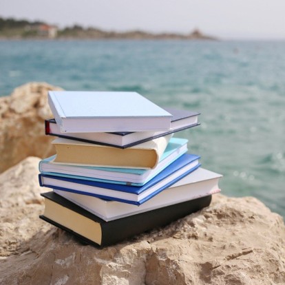 Vacation reads: Τα βιβλία για την παραλία που προτείνουν οι συντάκτες του GLOW.GR