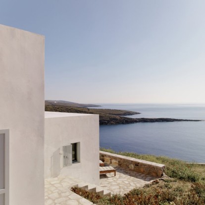 Ένα μοντέρνο νησιώτικο σπίτι στην Κύθνο συνδυάζει την παράδοση με το σύγχρονο design 