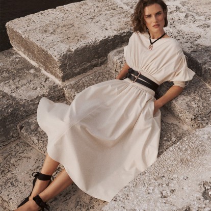 Midi dress: Το πιο ευέλικτο φόρεμα των διακοπών - και όχι μόνο