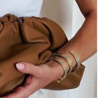 Το πιο πρακτικό bag trend για το 2024 που έχουν ήδη καθιερώσει οι celebrities