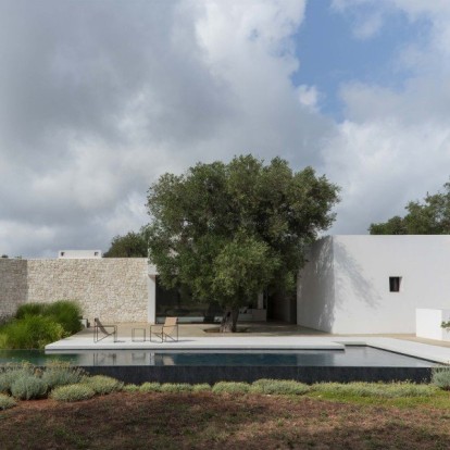 Mια μονοκατοικία στην Puglia της Νότιας Ιταλίας είναι βουτηγμένη στο πράσινο και σέβεται το περιβάλλον της