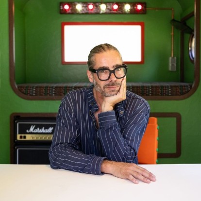 Ο Βέλγος καλλιτέχνης Job Smeets σχεδιάζει έναν μαγικό λαχανόκηπο για τις βιτρίνες Hermès στο Hong Kong