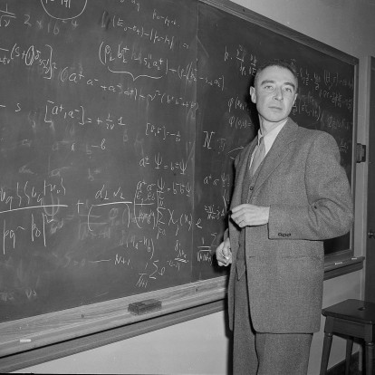J. Robert Oppenheimer: Ποιο ήταν το πραγματικό πρόσωπό του;  