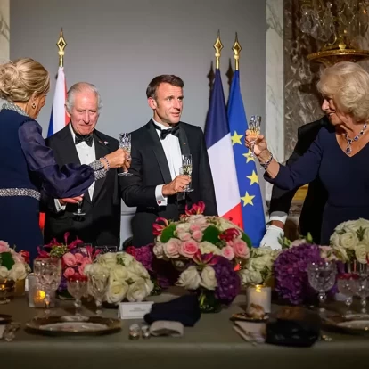 Ο βασιλιάς Κάρολος και εκλεκτοί καλεσμένοι στο παλάτι των Βερσαλλιών εν μέσω της γαλλικής κρατικής επίσκεψης