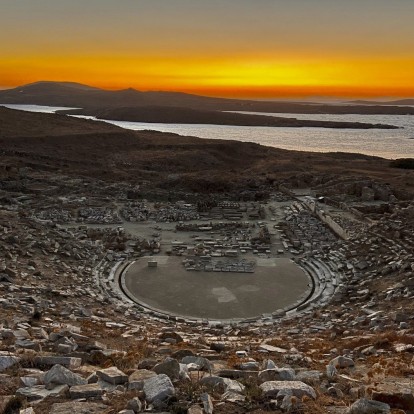 Erieta Attal: Φωτογραφίζει τα ατμοσφαιρικά τοπία της Δήλου και κάνει focus στην ελληνική ομορφιά