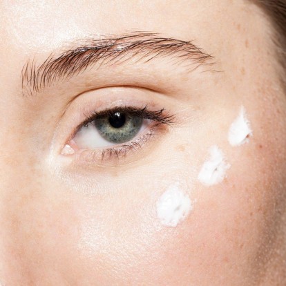 Το ιδανικό προϊόν για κάτω από τα μάτια, που πιθανόν να έχετε ήδη στο σπίτι