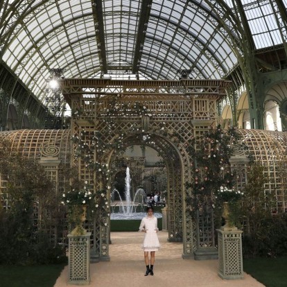 Το haute couture show της Chanel ταξιδεύει στους κήπους των Βερσαλλιών 