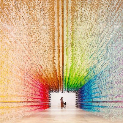 Ένα συγκλονιστικό installation που αλλάζει χρώμα 