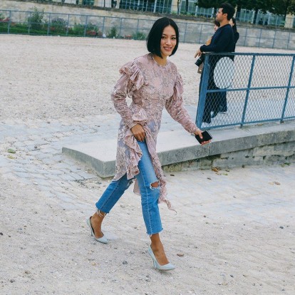 Τα cool girls φοράνε φορέματα πάνω από τα jeans τους 