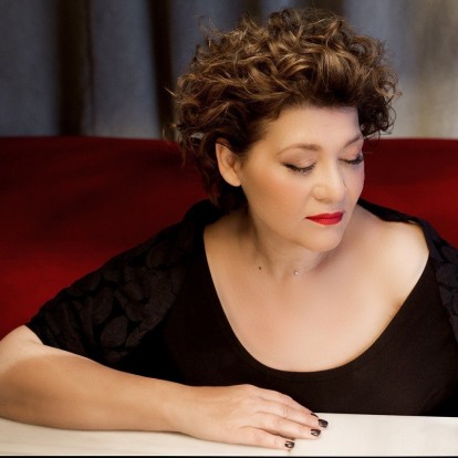 Η Γιώτα Νέγκα ερμηνεύει τραγούδια ανδρών καλλιτεχνών 