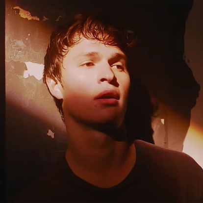 Ξεσηκώνει το νέο τραγούδι του ηθοποιού Ansel Elgort