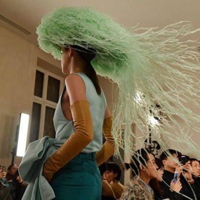  Σύγχρονη και θεατρική η haute couture συλλογή του οίκου Valentino 