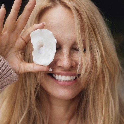 Η δημόσια εμφάνιση της Pamela Anderson χωρίς μακιγιάζ - συγγνώμη, αλλά- δεν αποτελεί πράξη εξέγερσης