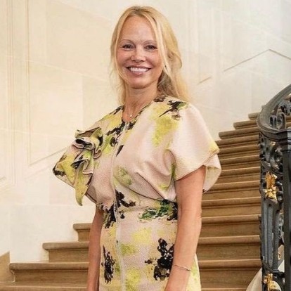 Έτσι θα αποκτήσετε το άψογο πρόσωπο της Pamela Anderson χωρίς μακιγιάζ 