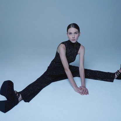 Korinna Dullaart: Μια εκ βαθέων γνωριμία με τη νέα μούσα του ﻿Βασίλη Κεκάτου στο πολυαναμενόμενο “Μilky Way”