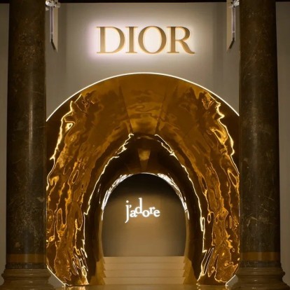 Dior J'Adore: Μια έκθεση αφιερωμένη στο iconic άρωμα του οίκου παρουσιάζεται στη Σχολή Καλών Τεχνών του Παρισιού
