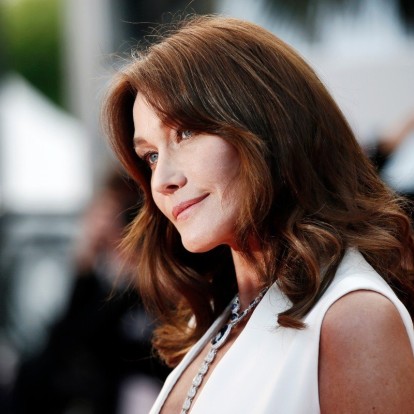 Carla Bruni: Η συγκλονιστική εξομολόγηση για τον καρκίνο και το μήνυμα σε όλες τις γυναίκες