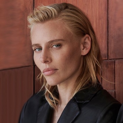 H Lauren Wasser ετοιμάζεται να παρακολουθήσει το show της Louis Vuitton στο Παρίσι