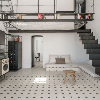 Mια black & white κατοικία στη Σέριφο παραδίδει μαθήματα μοντερνισμού