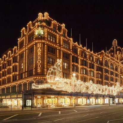 Τα Harrods στολίστηκαν: Οι βιτρίνες και τα fashion corners που μας εντυπωσίασαν