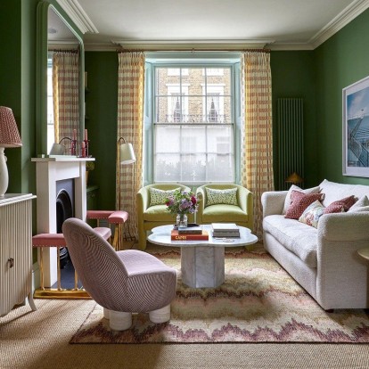 Μια ιδιαίτερη απόχρωση του πράσινου πρωταγωνιστεί σε μια sophisticated κατοικία στην Chelsea 