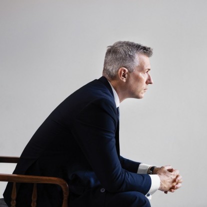 Επιμένοντας στη Θεσσαλονίκη, ﻿ο Κωνσταντίνος Κυριάκου προτιμά να αφήνει τη δουλειά του πολυδύναμου γραφείου του να μιλάει από μόνη της