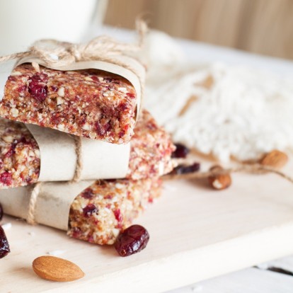 Οι πιο νόστιμες και γρήγορες μπάρες δημητριακών που θα σας κρατήσουν σε φόρμα 