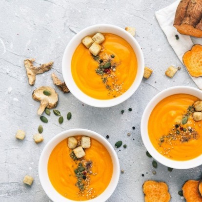 Ο Άκης Πετρετζίκης έφτιαξε την πιο tasty σούπα για τις κρύες ημέρες του χειμώνα